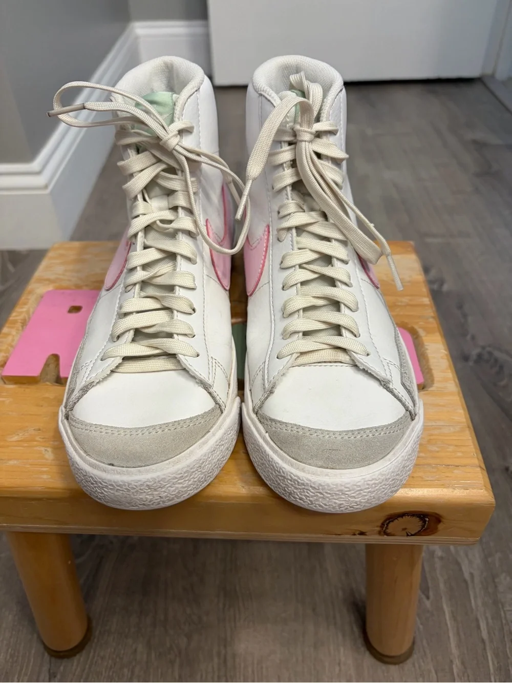 Girl's Nike Blazer Mid-Top '77 Sneakers in White with Pink Swoosh- Size 5.5Y
